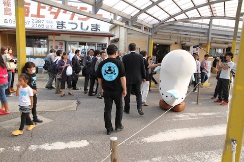 大村愛知県知事_篠島_トラフグ_2011-10-10 13-52-37