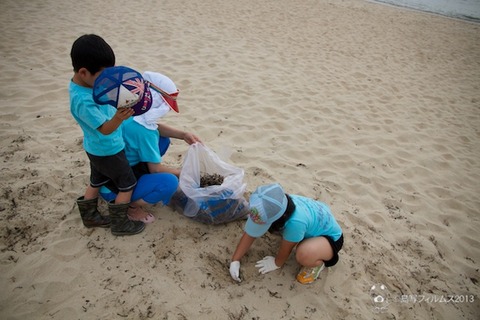 ウミガメ隊_ゴミ拾い_2013-06-19 07-52-36