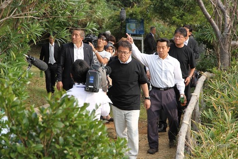 大村愛知県知事_篠島_トラフグ_2011-10-10 14-43-27