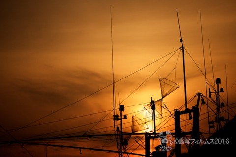 篠島漁港_夕日_漁船_2016-04-06 18-04-11