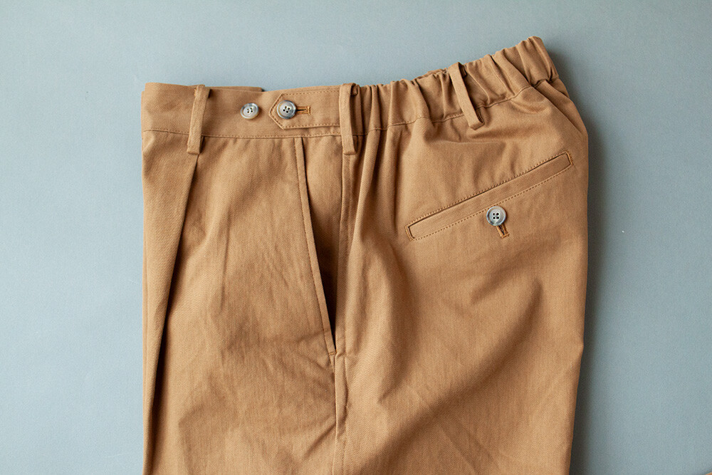 パンツ surcomm.arch. ORGANIC COTTON CHINO Organic Stretch Cotton Chino Pants in Light Khaki