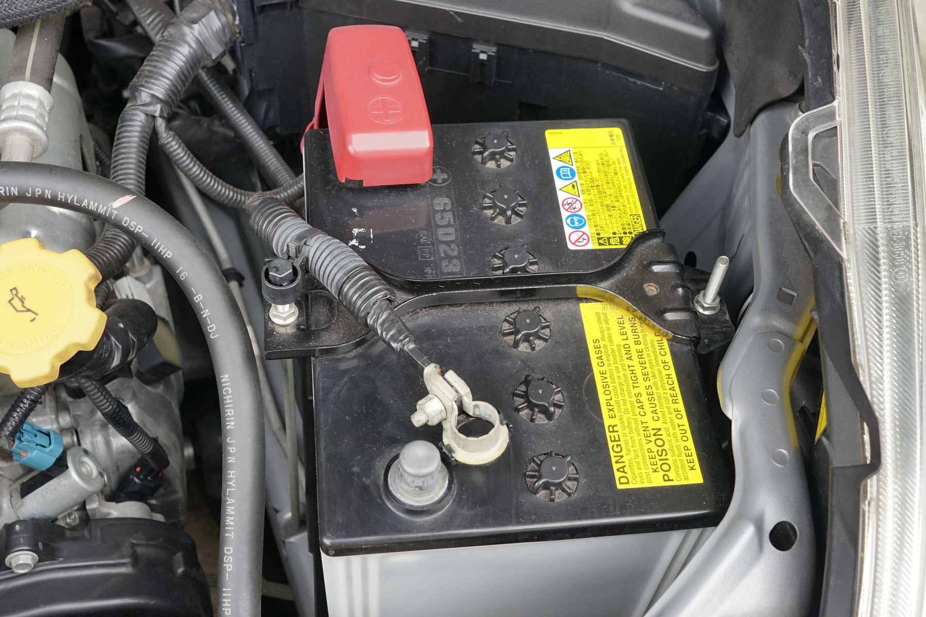 純正バッテリーホルダー」 を 「STI バッテリーホルダー ST82182ST000