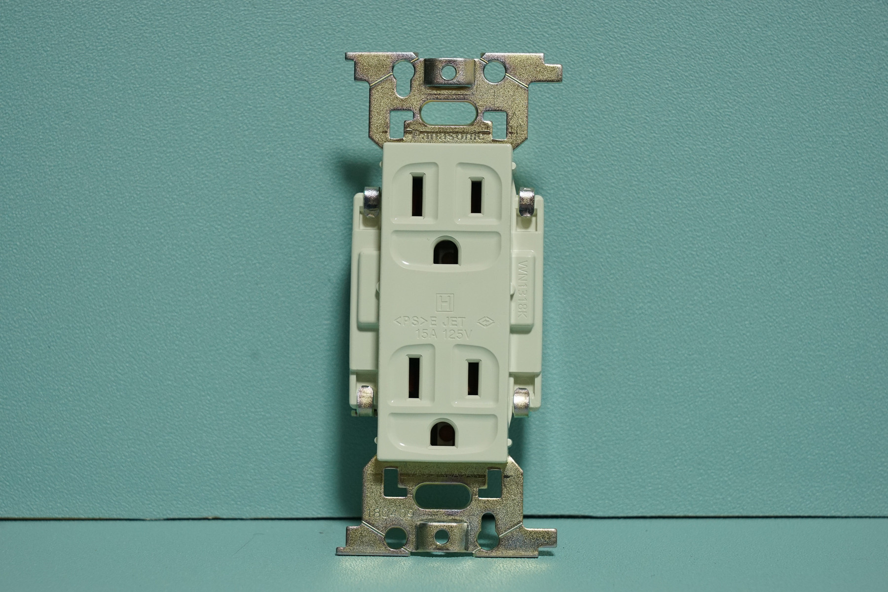 オーディオ機器の電源を取る壁コンセントを Panasonic Wn1318k に交換しました 趣味の 写真 Diy オーディオ 日記