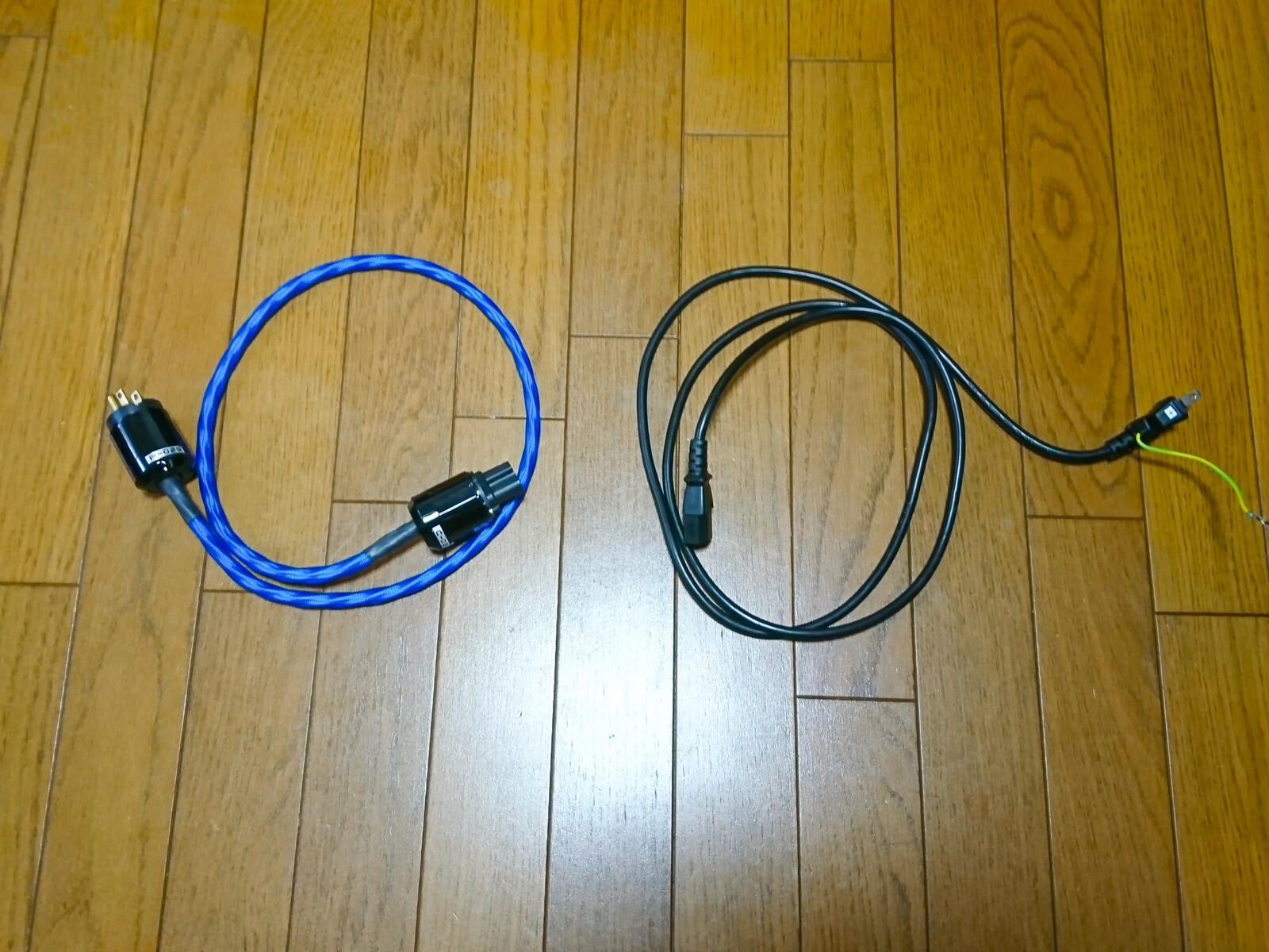 オヤイデ自作オーデイオケーブル　１M オヤイデ、「妖艶な音色」を再現する真っ赤な電源ケーブル