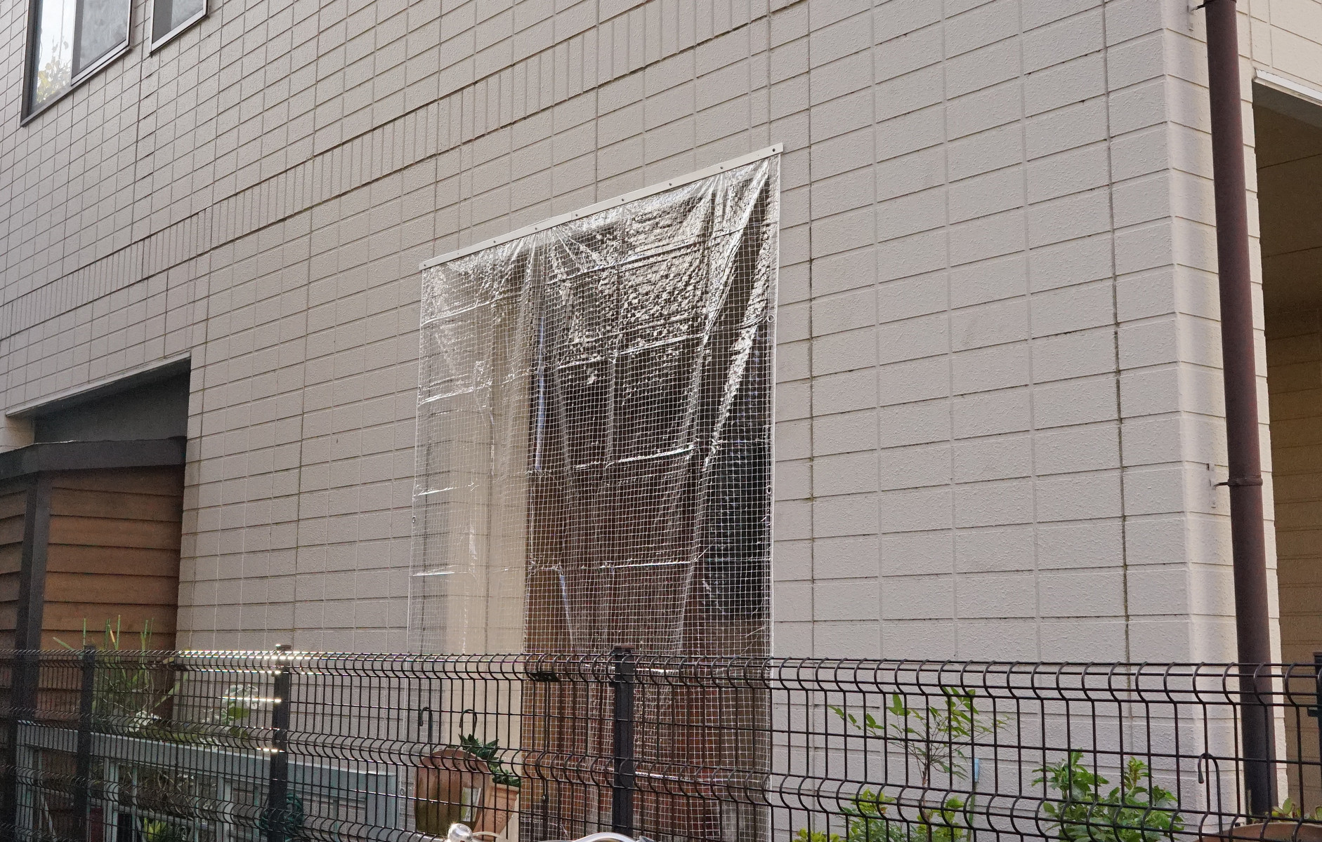 駐車場東側の雨よけ 透明糸入りシート の取り付けを改善 趣味の 写真 Diy オーディオ 日記