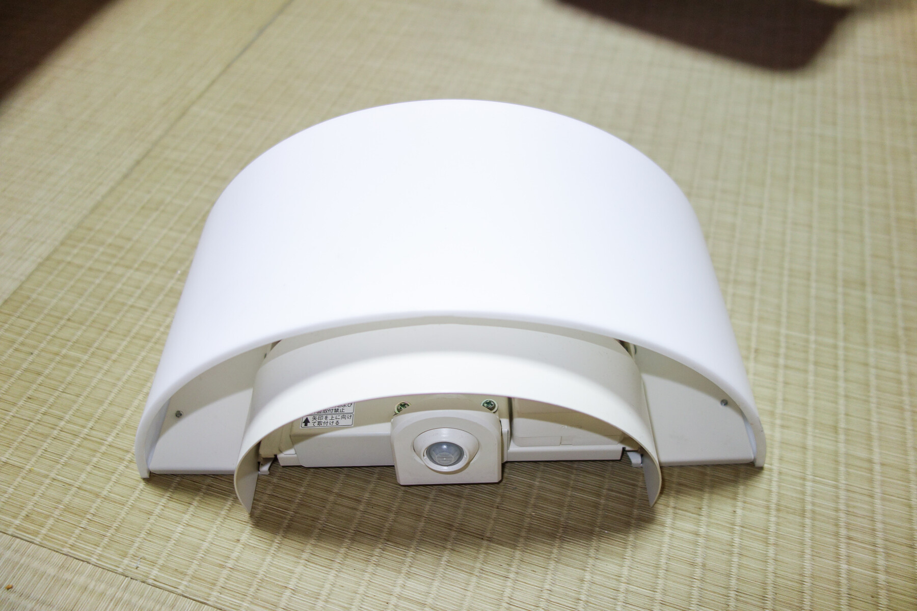 内玄関のブラケットを 「 Panasonic LGBC81610LE1 100V LEDランプ 6W 