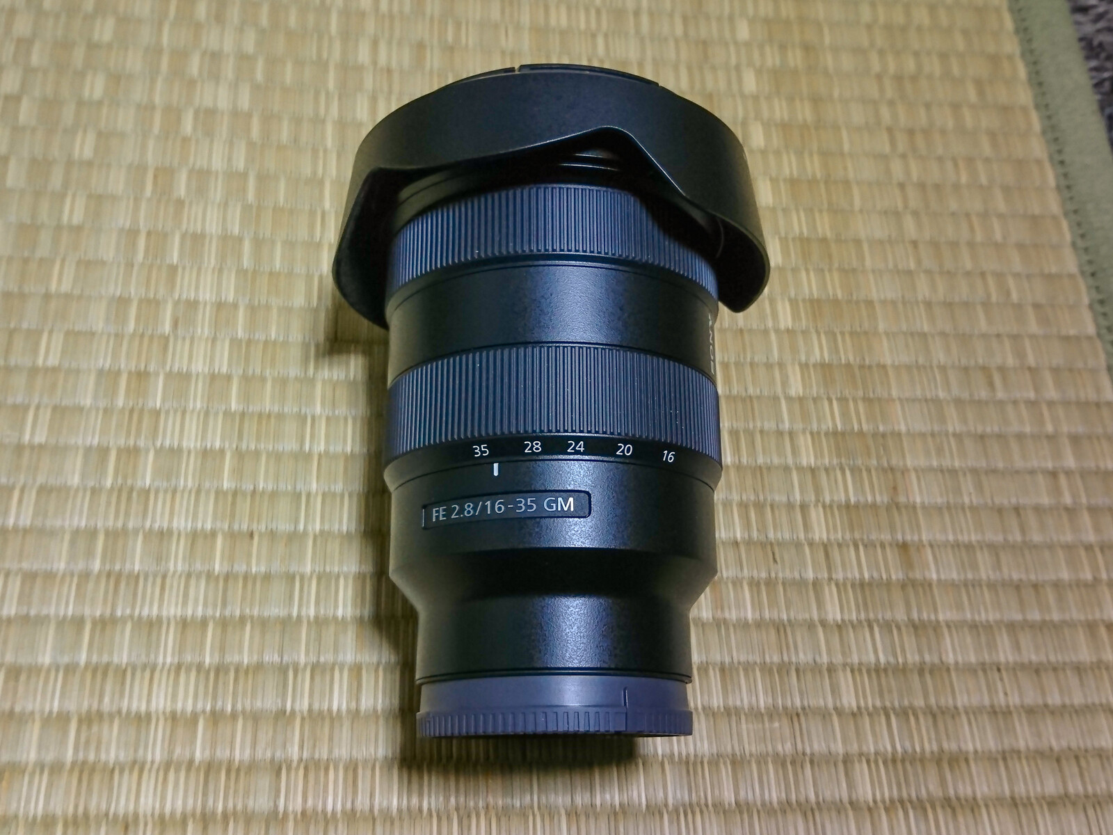 ソニーEマウントレンズ SEL24105G のレンズフードに植毛紙を貼りました