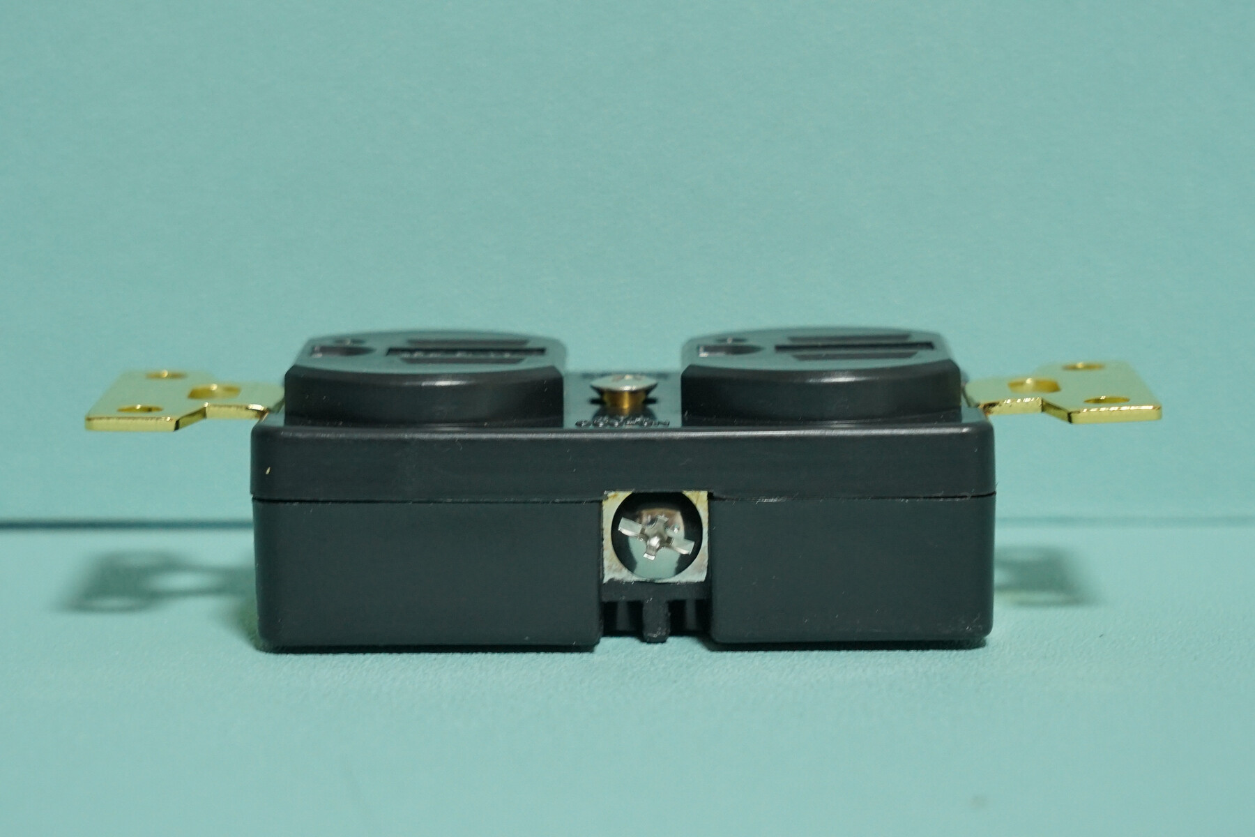 2 階のオーディオ機器の電源用壁コンセントを 「オヤイデ SWO-DX