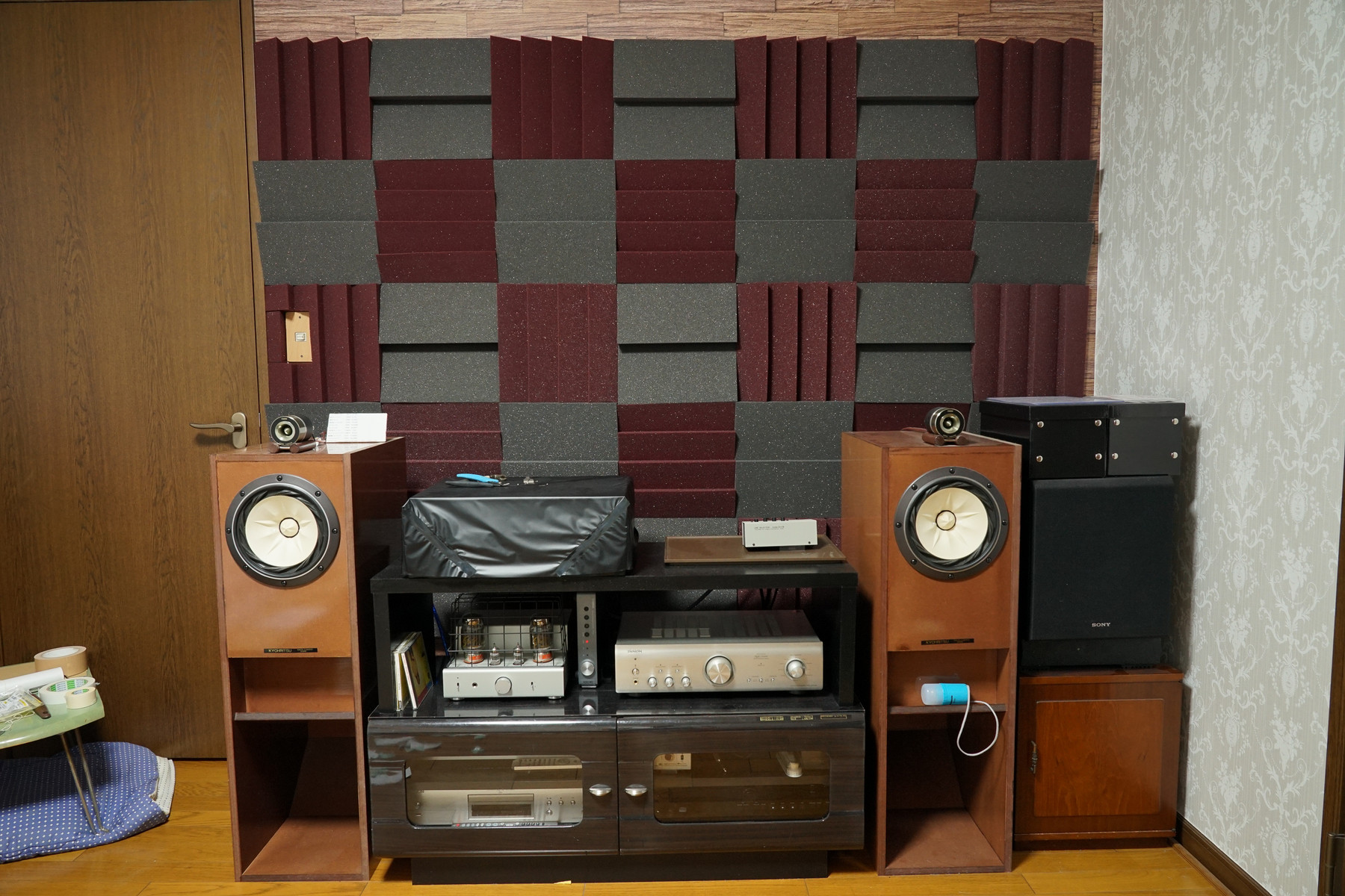 2 階のオーディオルームに Auralex オーラレックス 吸音材を張り付けました 趣味の 写真 Diy オーディオ 日記