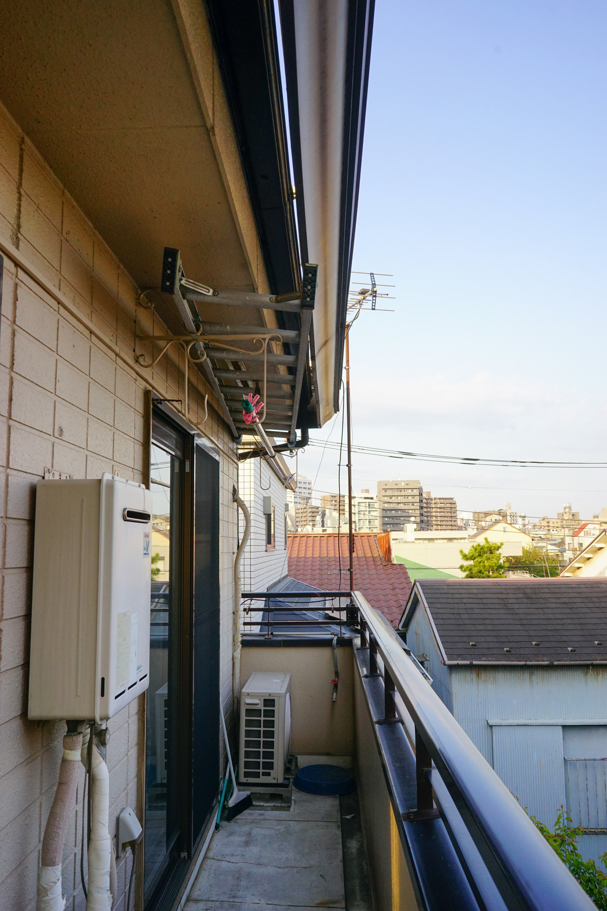 自宅3階建ての折板屋根に上がるための足場を作りました 1 趣味の 写真 Diy オーディオ 日記