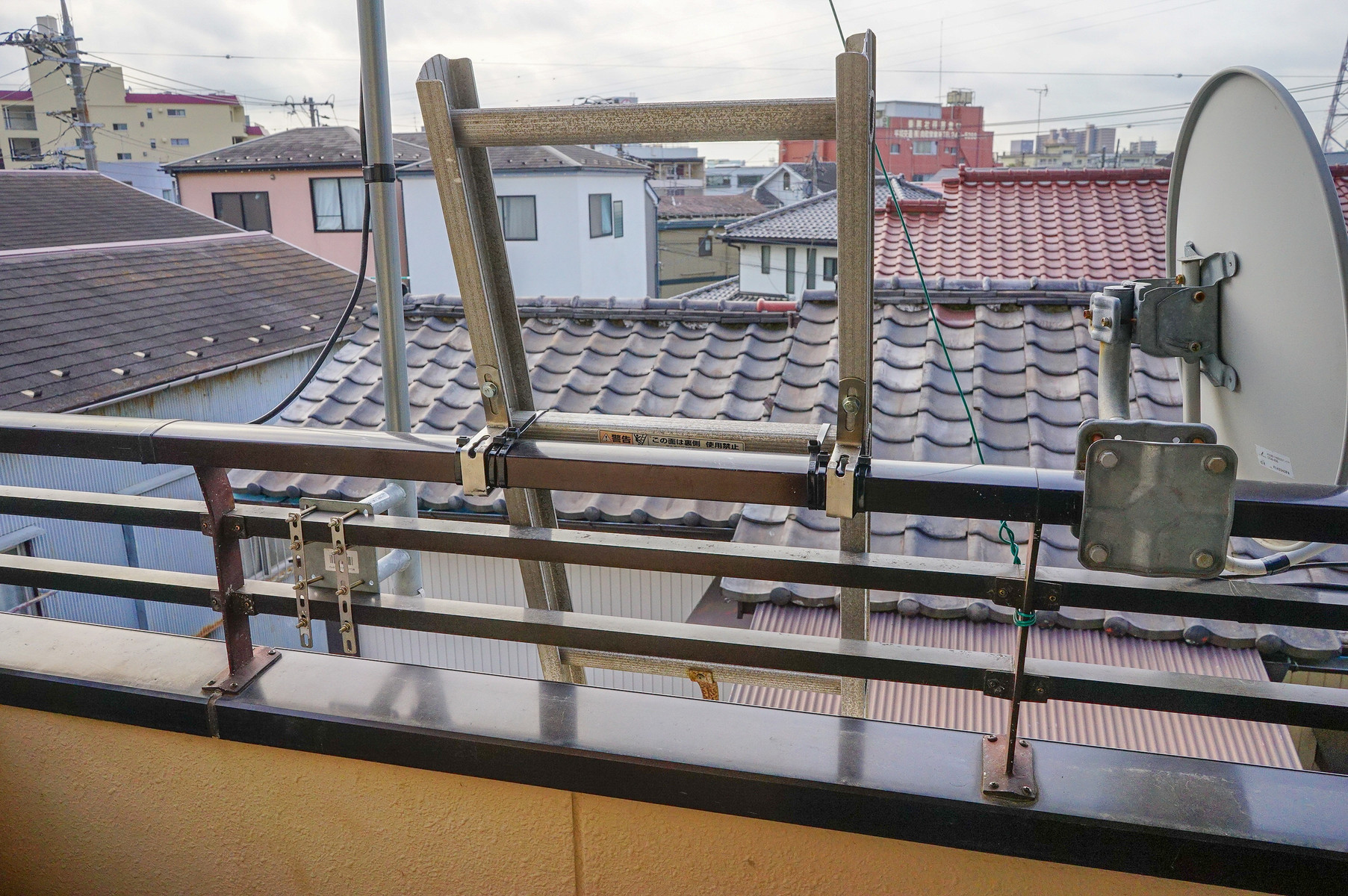 3 階ベランダの手摺と 2 階雨避け屋根の間にアルミ製はしごを設置しました 趣味の 写真 Diy オーディオ 日記