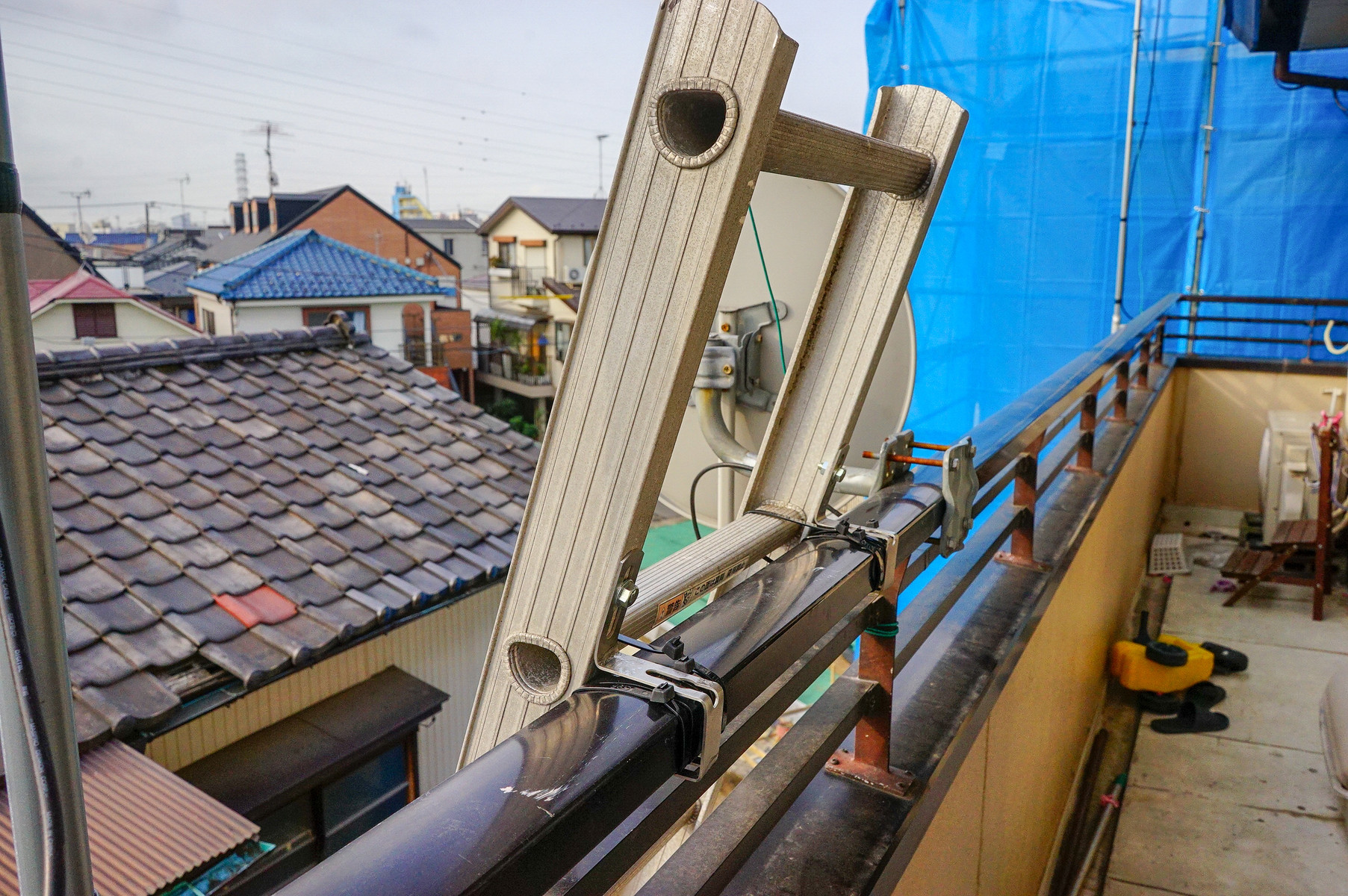 3 階ベランダの手摺と 2 階雨避け屋根の間にアルミ製はしごを設置しました 趣味の 写真 Diy オーディオ 日記
