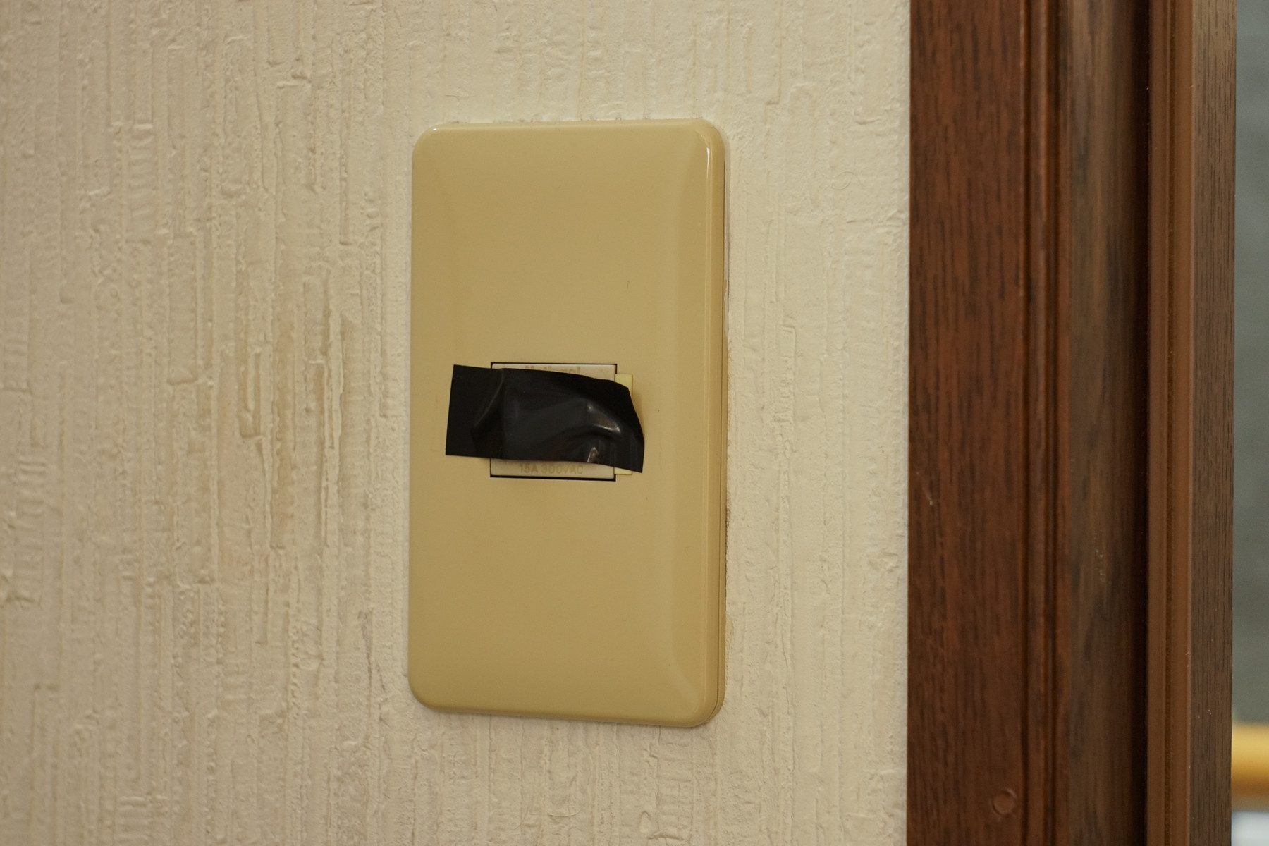 トイレの照明スイッチに 保護カバー付スイッチプレートwt51w を取り付けました 趣味の 写真 Diy オーディオ 日記 トイレの照明スイッチに 保護カバー付スイッチプレートwt51w を取り付けました 趣味の 写真 Diy オーディオ 日記