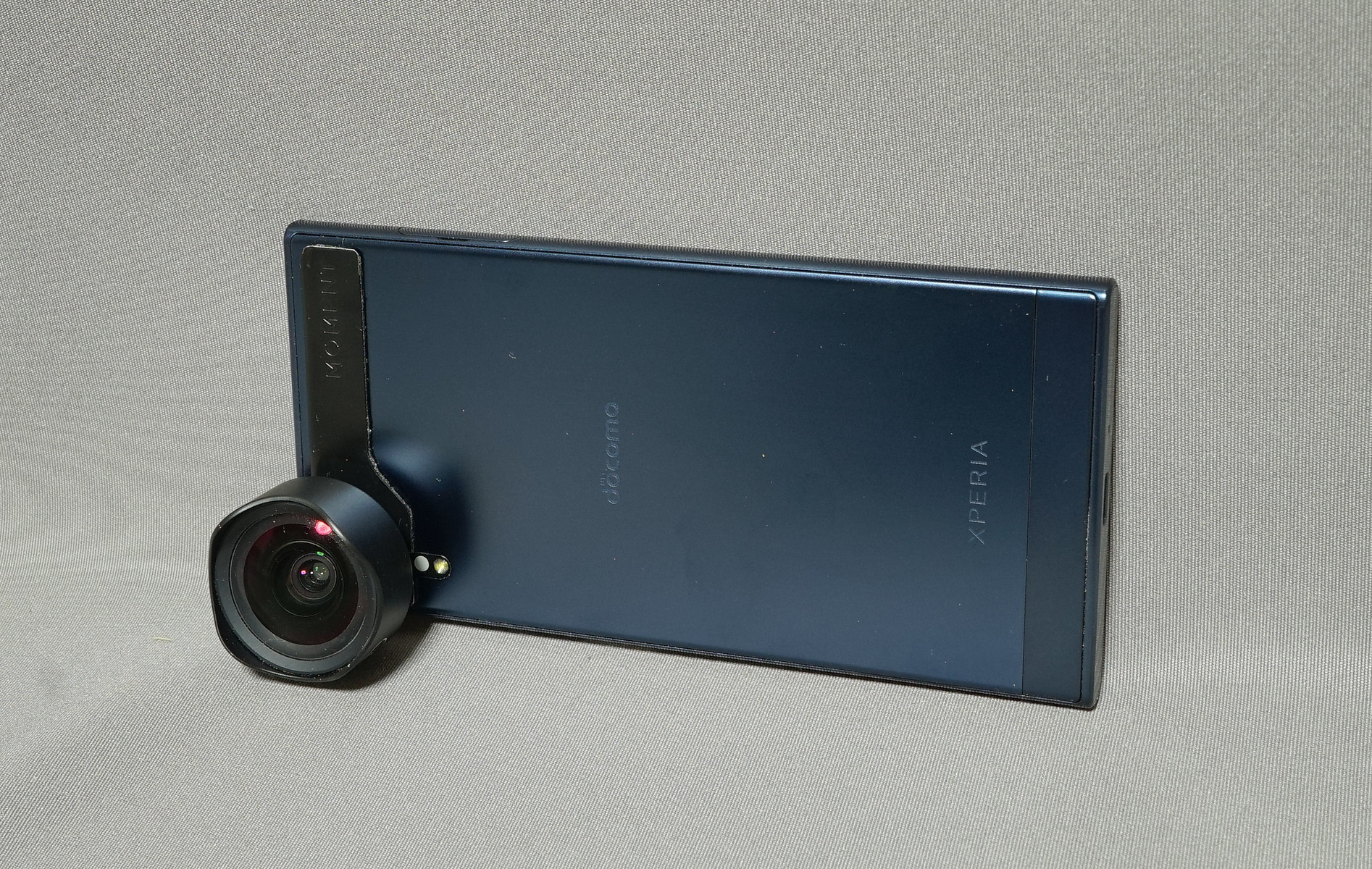 スマホ「Sony Xperia XZ」 に 「Moment Wide Lens 18mm」を スマホ「Sony Xperia XZ」 に 「Moment Wide Lens 18mm」を