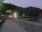 海岸沿いを歩き厳島神社へ