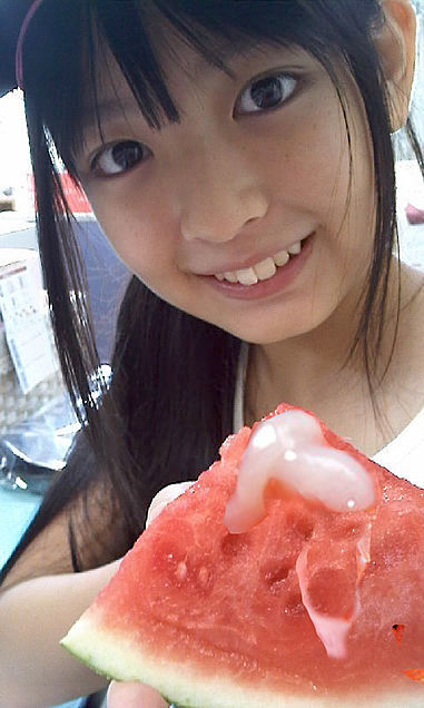 ザーメン汁好きなティーンモデル