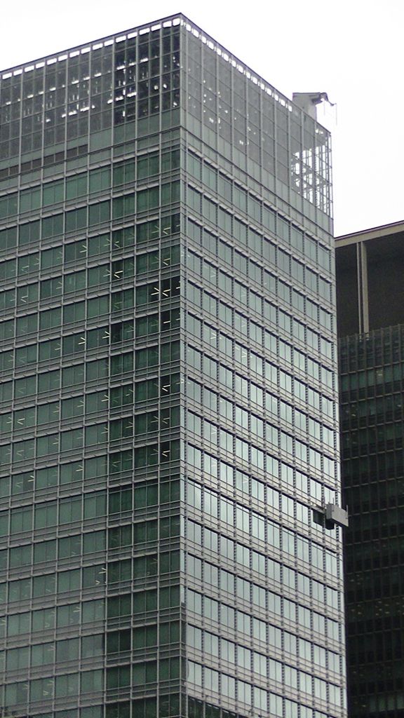 三菱ufj信託銀行本店ビルのゴンドラ 窓拭き ゴンドラの写真