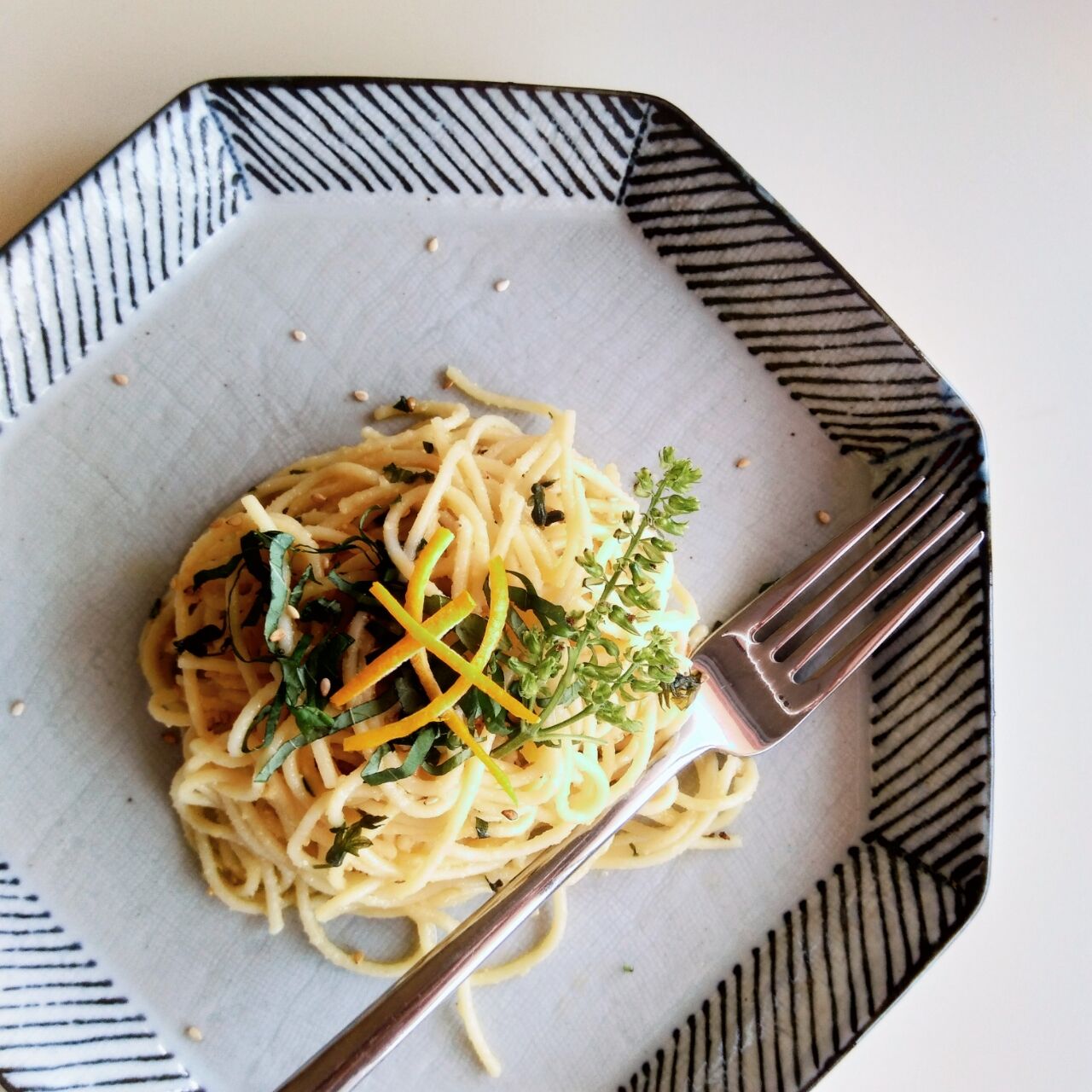 穂じそを摘み取る ぜいたく貧乏のレシピ