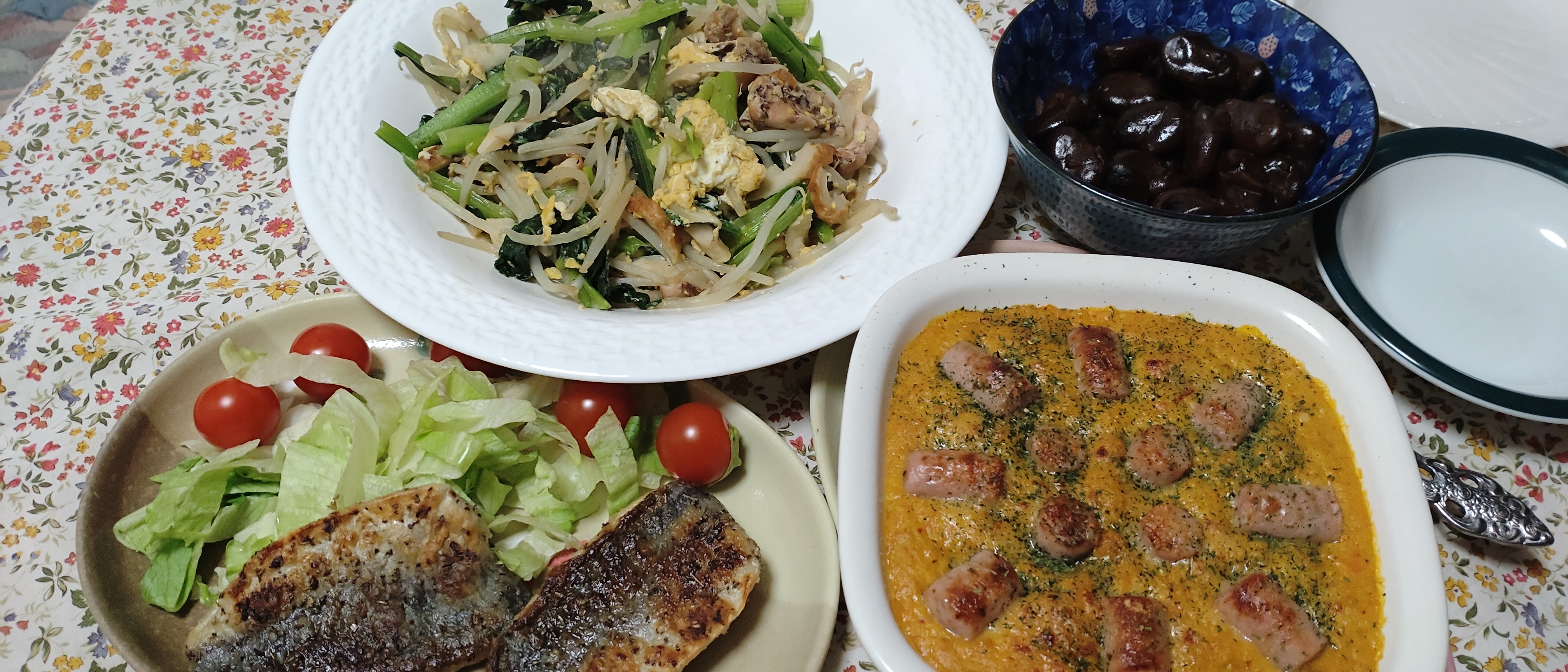 晩御飯 ポタージュリメイクかぼちゃとウインナーのグラタン アジの香草焼き もやしと小松菜の卵とじ炒め しょうゆ豆 さてと
