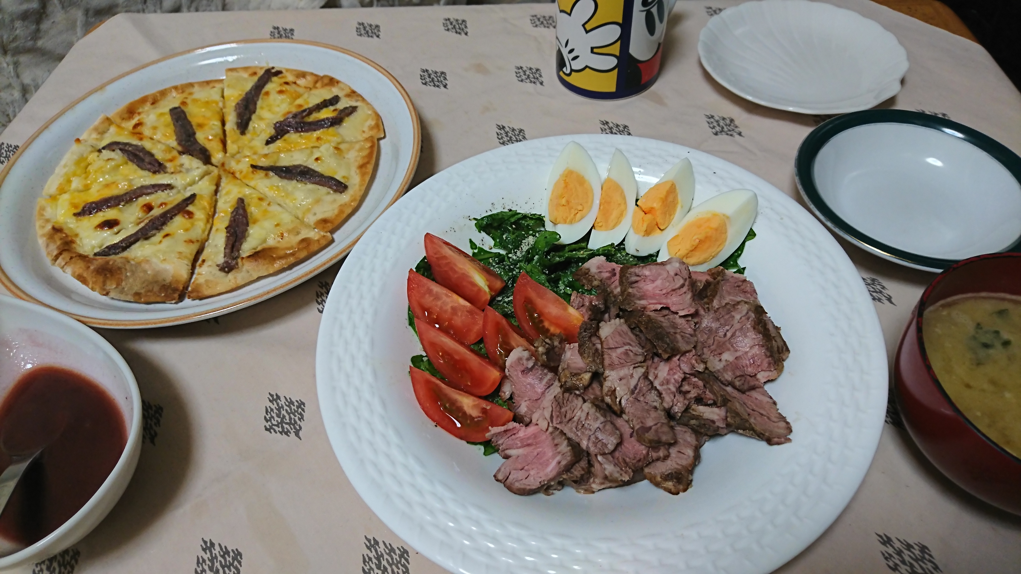 晩御飯 ローストビーフとルッコラサラダ アンチョビピザ 味噌汁 さてと 晩御飯 ローストビーフとルッコラサラダ アンチョビピザ 味噌汁 さてと