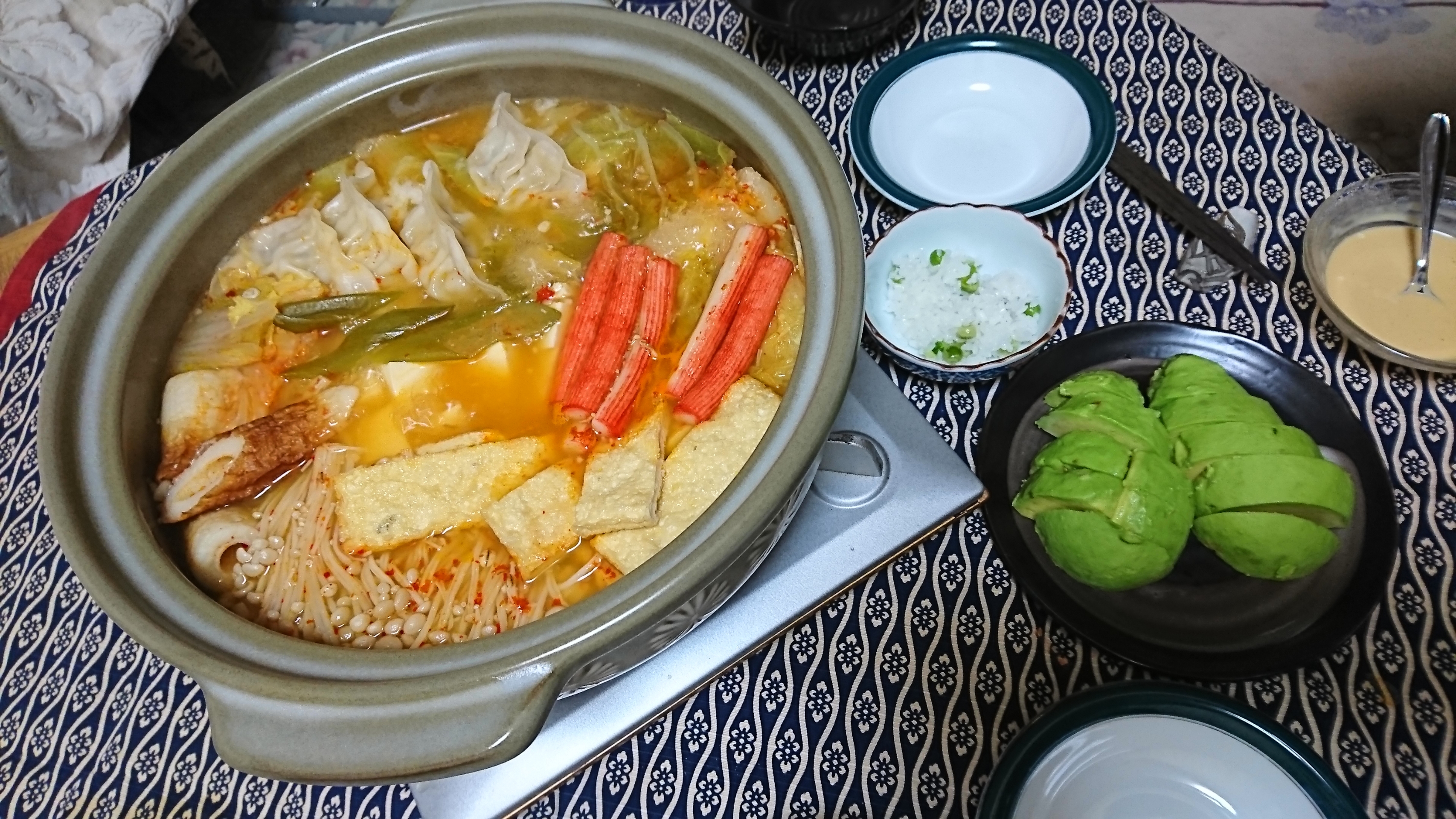 晩御飯 キムチ鍋 アボカド グリンピースご飯 さてと 晩御飯 キムチ鍋 アボカド グリンピースご飯 さてと
