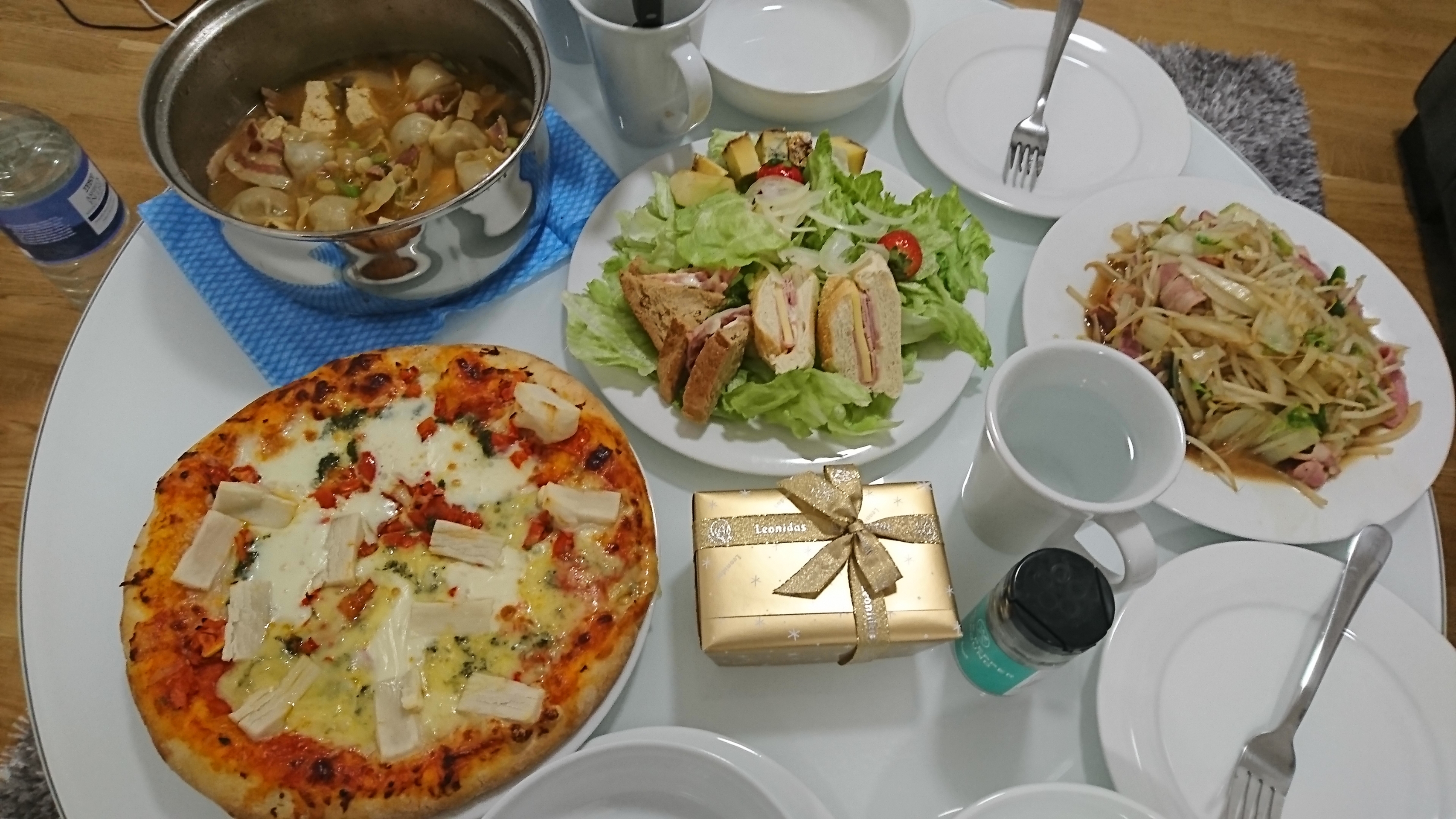 晩御飯 野菜炒め ピザ キムチ鍋リメイク サラダは朝の残りをのせて さてと