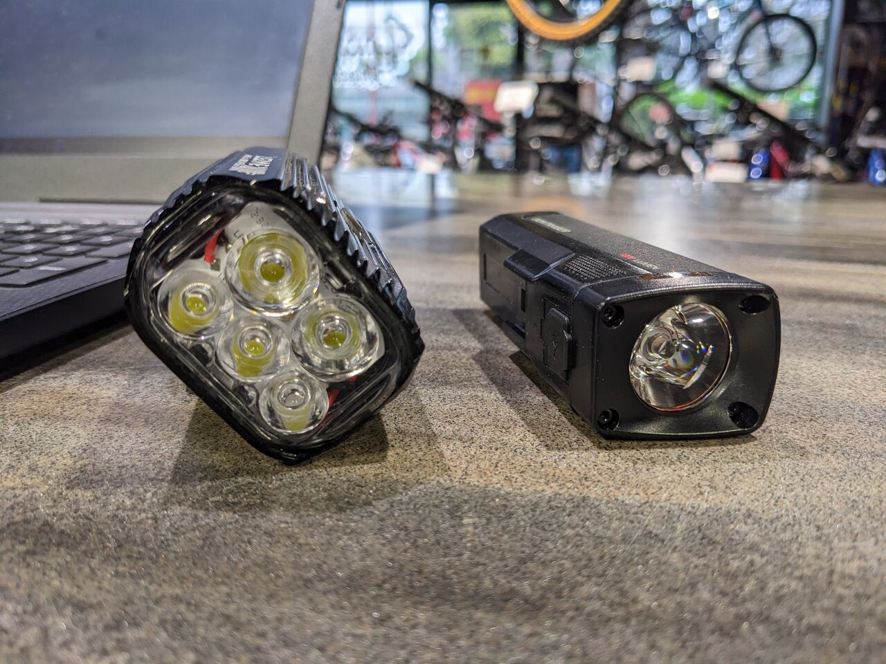 ジテツウ】自転車と一緒に準備したい物の話【ライト編】 : LORO 