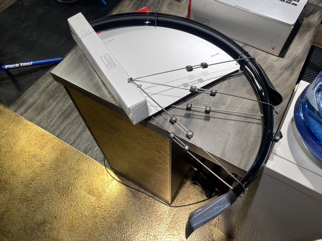 大幅値下げフェルトカーボン雨天走行無し理由は説明欄に掲載させていただいてます 雨天時や雨上がり走られる方必見です】フェンダーの世界 : LORO