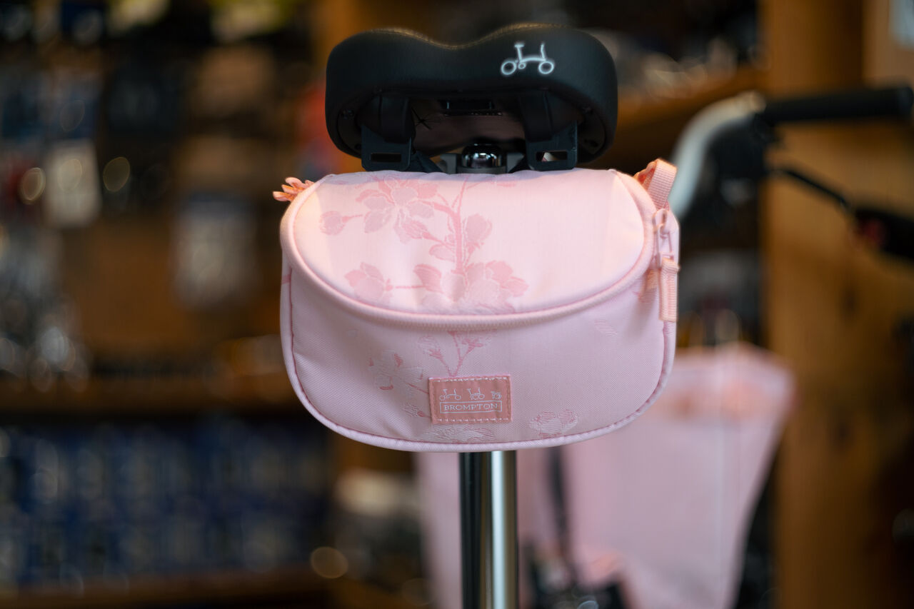 アクセサリー BROMPTON Cherry Blossom Zip Pouch BROMPTON Cherry Blossom Zip Pouch