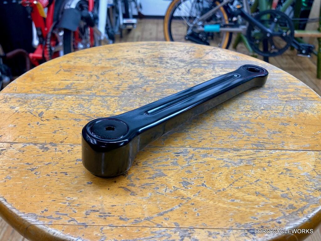 黒アルマイト加工を施したユニークなクランクをご用意しました