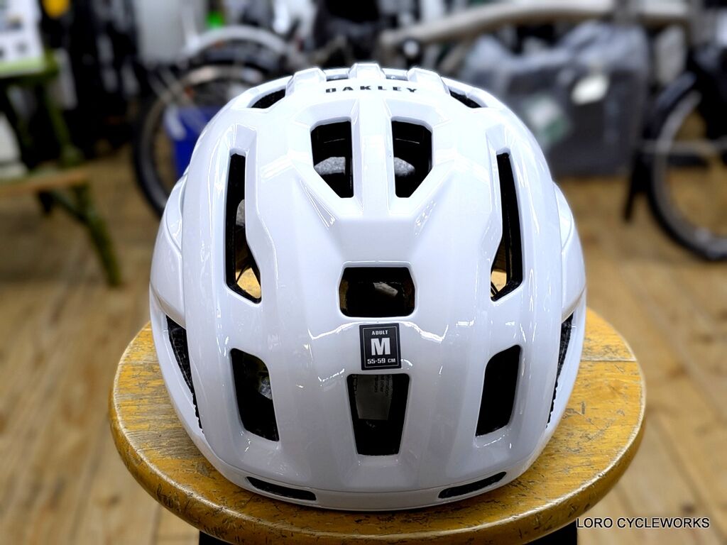 OAKLEYのヘルメット「ARO3 ENDURANCE」。 : LORO CYCLE WORKS