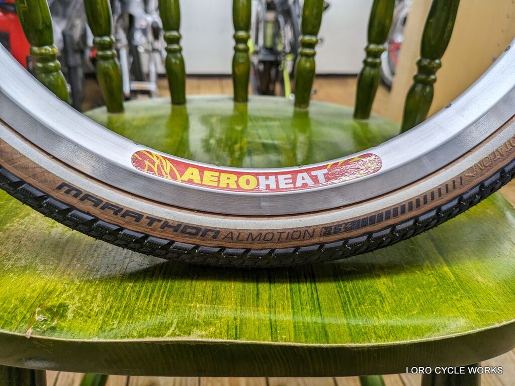 ちょっとした未舗装路も走れるグラベルタイヤっぽいタイヤ「SCHWALBE