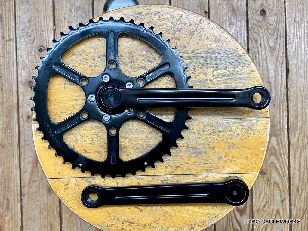 黒アルマイト加工を施したユニークなクランクをご用意しました