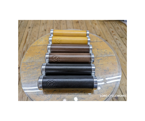 レザーとメタルがアクセントになるPDWのグリップ「バーボン