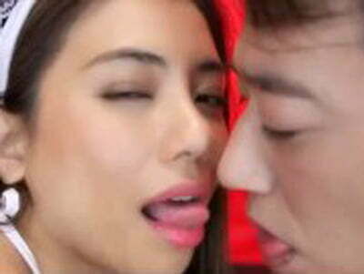 ベロチュー＆手コキで挑発する痴女メイドに爆イキ巨乳コスプレ手コキ松本メイのエロ動画のエッチな動画