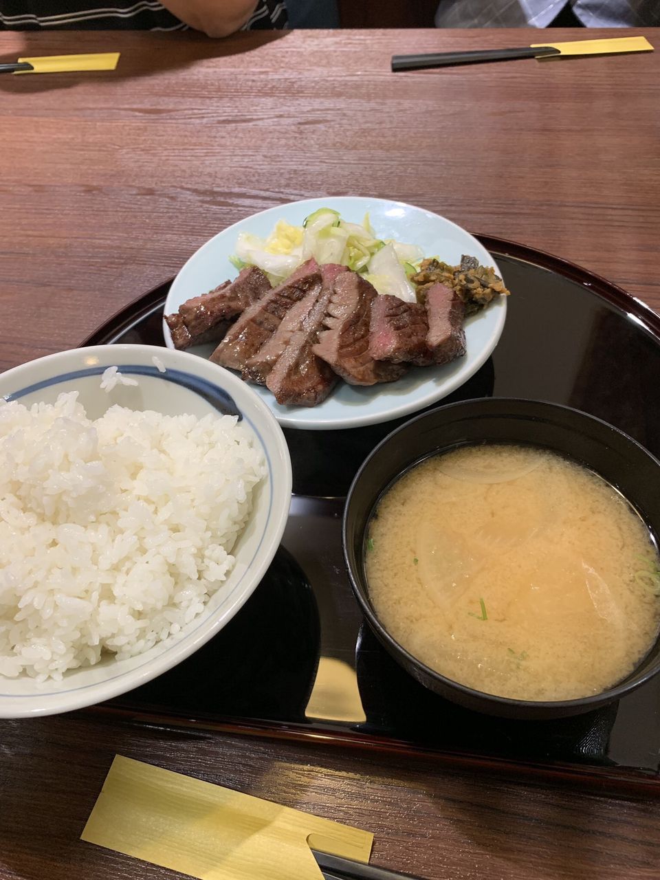 【画像】この黒毛和牛上塩タン定食680円wwww はーとログ