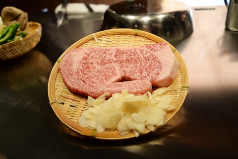 ステーキ食べたいけど飯に3000円て躊躇(ちゅうちょ)するよな