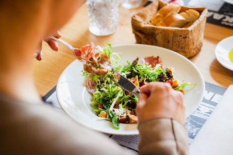 1食に2000円かけるって相当ヤバくねえか？