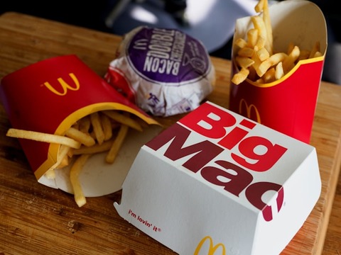 【悲報】マクドナルドで軽く食べようと思うと1700円を超えてしまう……😢