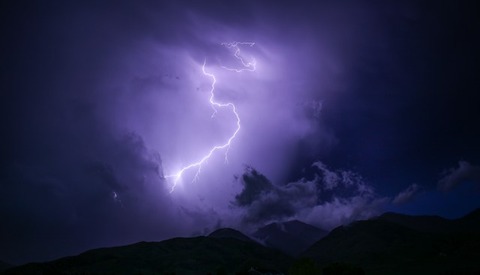 天気予報士「落雷にご注意ください」←一般人に回避ムリだろ。できるのはお前らくらいだろな