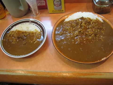【画像】おまえらこの大盛カレーを完食出来る？？？？？？？？？？？