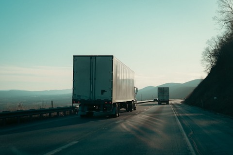 高速の追い越し車線を90kmくらいで走ってるトラックWWWWWWWWWW