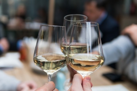 「お酒が飲めない人は結婚に不利」　婚活会社が発表した身も蓋もない統計に「よっしゃ今日から飲みまくる」と吹き上がる人たち