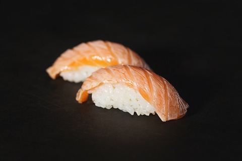 ツレが手掴みで寿司食べててワロタｗｗ
