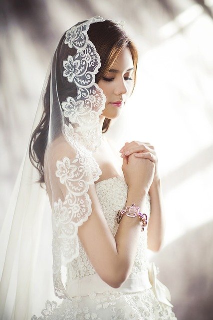 wedding-dresses-1486256_640