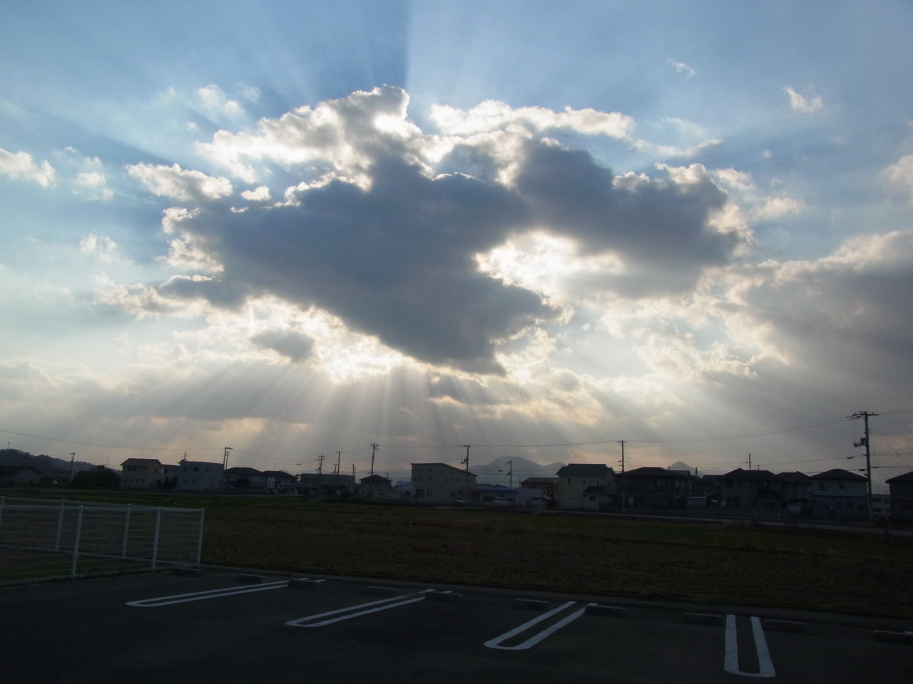 神々しい空が撮れたので うろうろうろこ もーっとうろうろ 神々しい空が撮れたので うろうろうろこ もーっとうろうろ