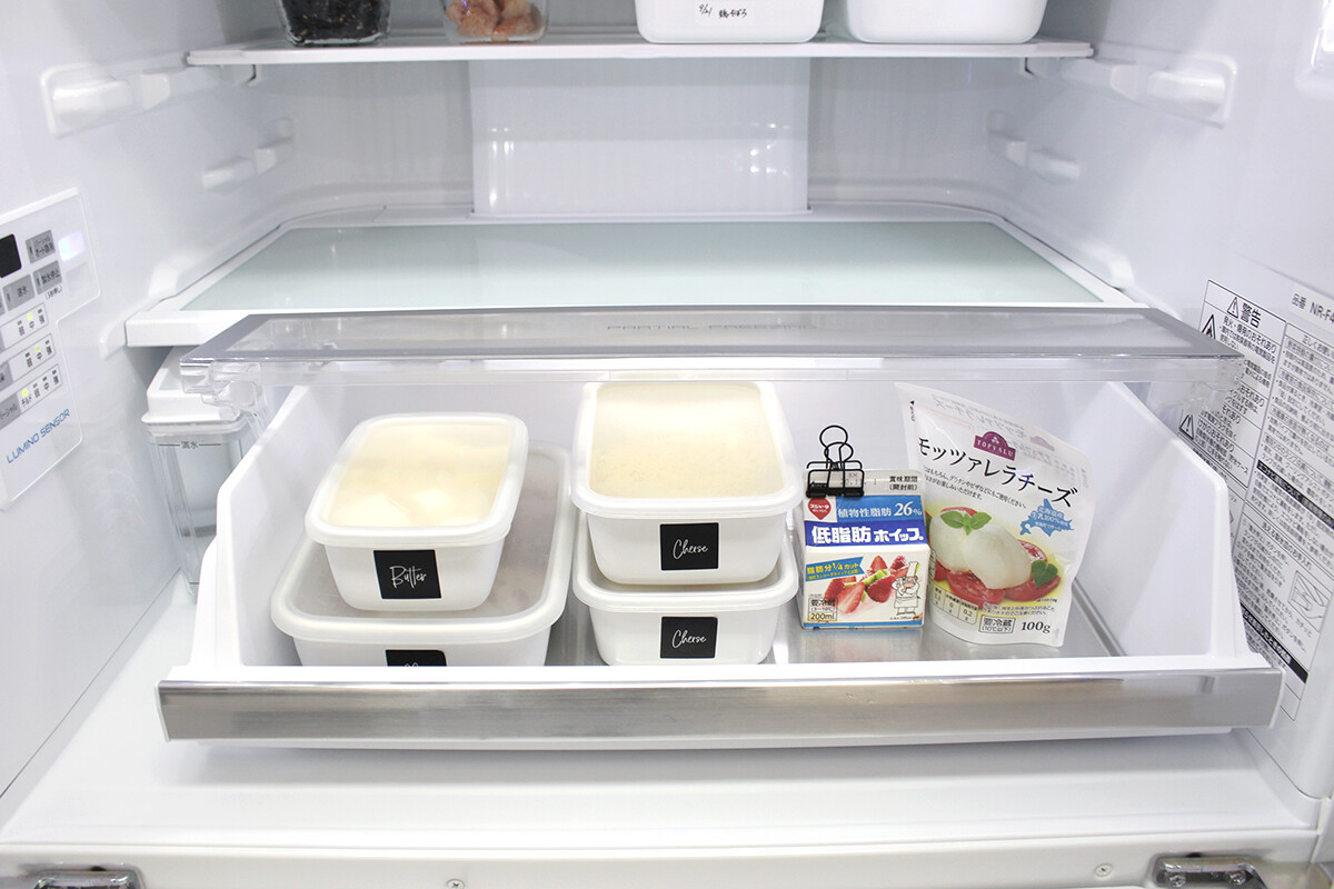 新しい冷蔵庫の中身と収納(冷蔵室の詳細)1軍の食品を出し入れしやすく 