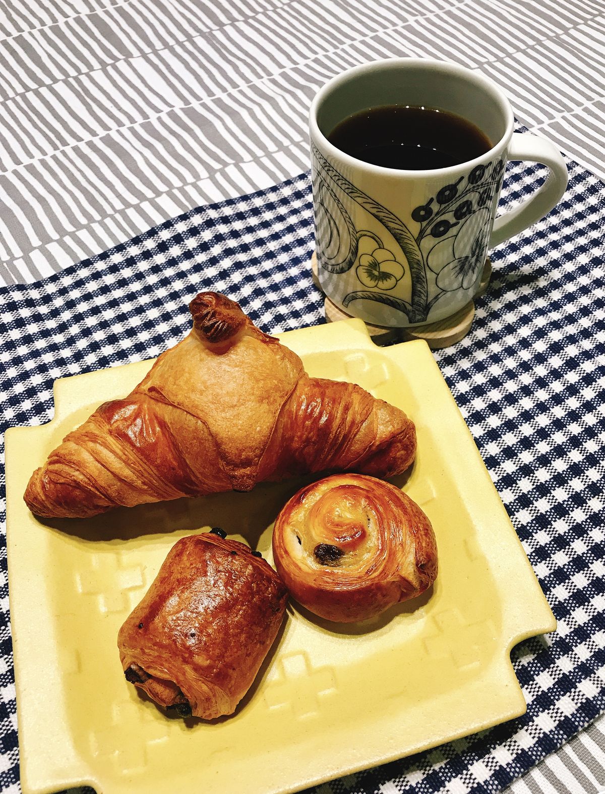 ピカール パン オ レザンとパン オ ショコラ を食べてみた Love にゃんず