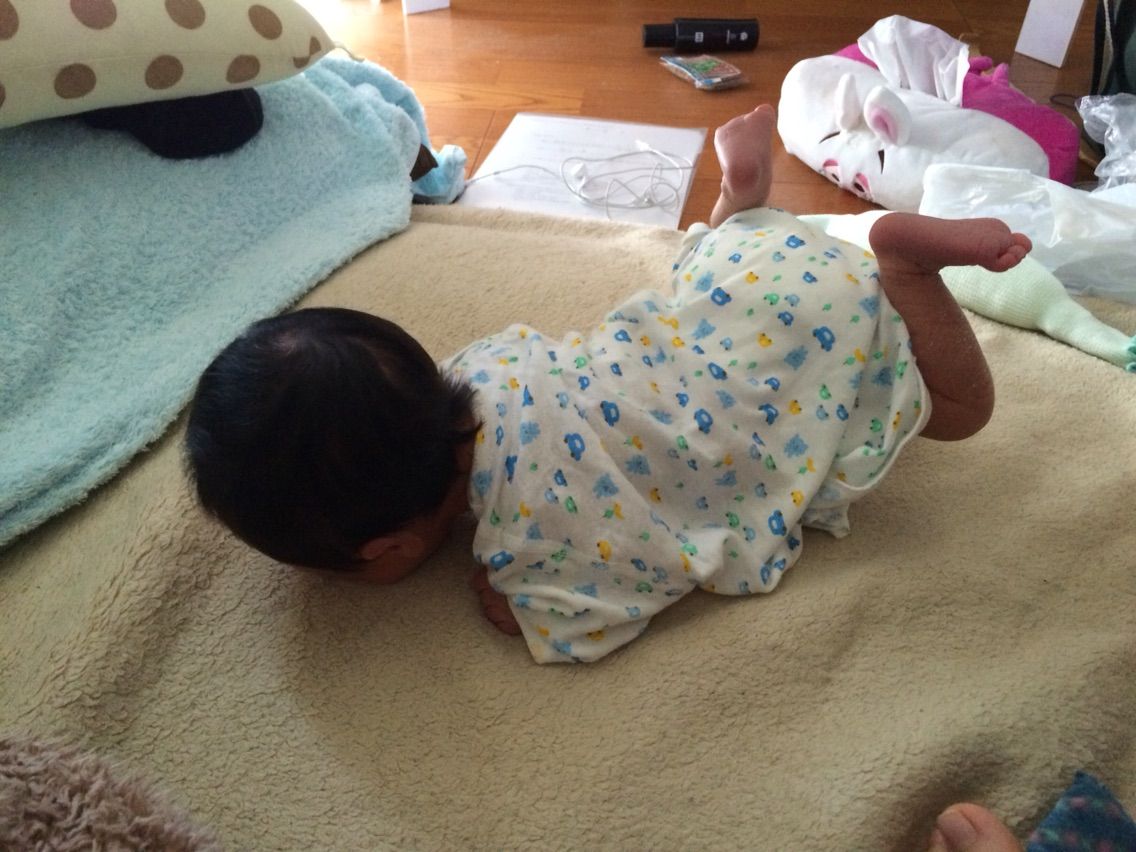 腹ばい 新生児 首を持ち上げる 首を左右に変える ベビー脳育サロンcomomo 腹ばい 新生児 首を持ち上げる 首を左右に変える ベビー脳育サロンcomomo