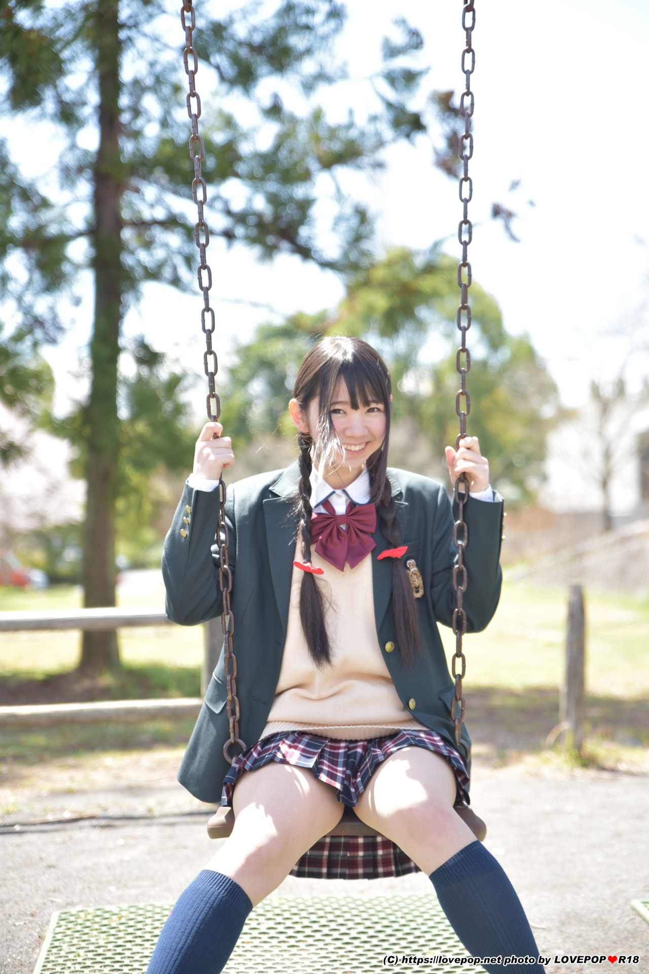 ブランコ ぱんちら 白井ゆずか その1】ブレザー制服 ブランコパンチラあり : 制服コスプレパンチラ♪グラビア画像のサンプル紹介ブログ